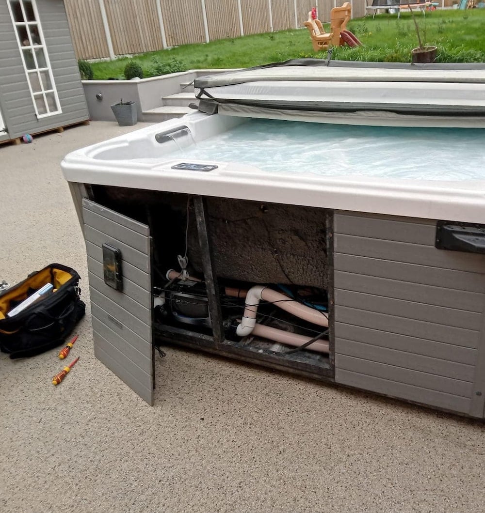 Hot tub for servicing